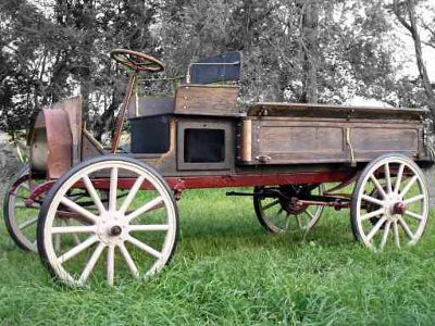 1910 REO truck side view