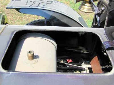 1908 Cadillac Model S engine compartment