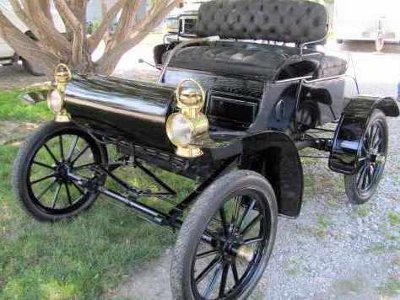 1904 curved dash Oldsmobile front view