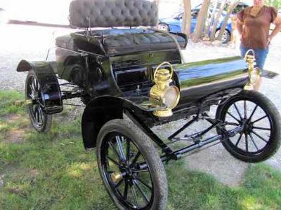 1904 curved dash Oldsmobile front view