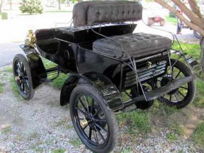 1904 curved dash Oldsmobile rear view