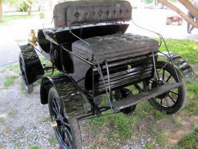 1904 curved dash Oldsmobile rear view