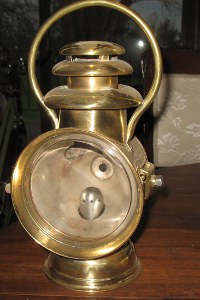 front view of Dietz Orient bailed side lamp, right hand