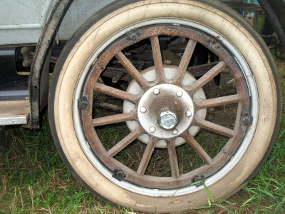 1914 Buick Model 25 wheel