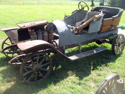 1910 Cadillac Demi-tonneau left front view